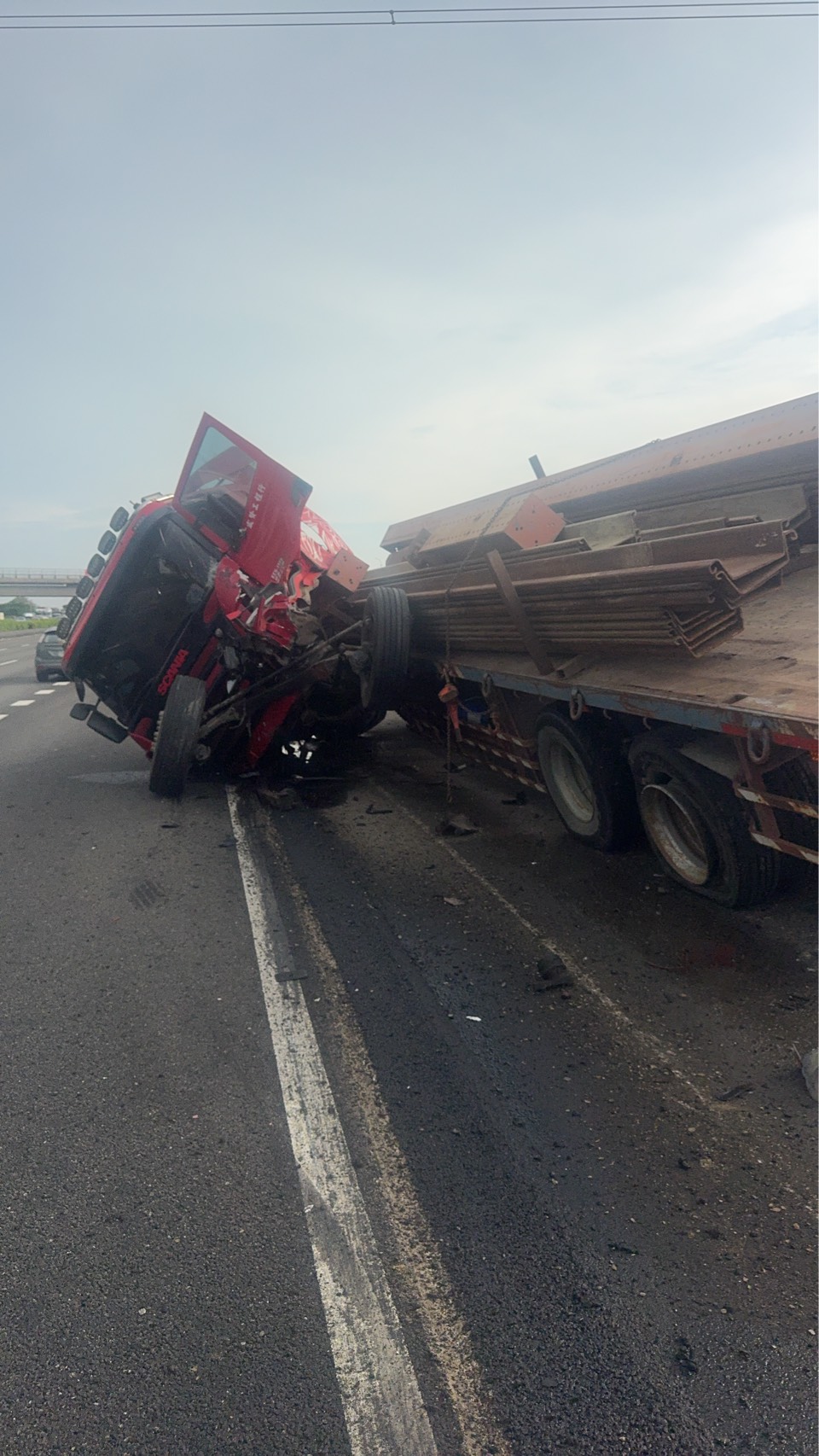 國道1號彰化路段事故 拖板車翻覆鋼板散落車道 南下僅剩中線可走