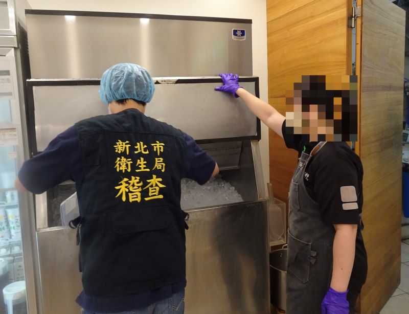《圖說》新北市政府衛生局至飲料店抽驗食用冰塊。〈衛生局提供〉