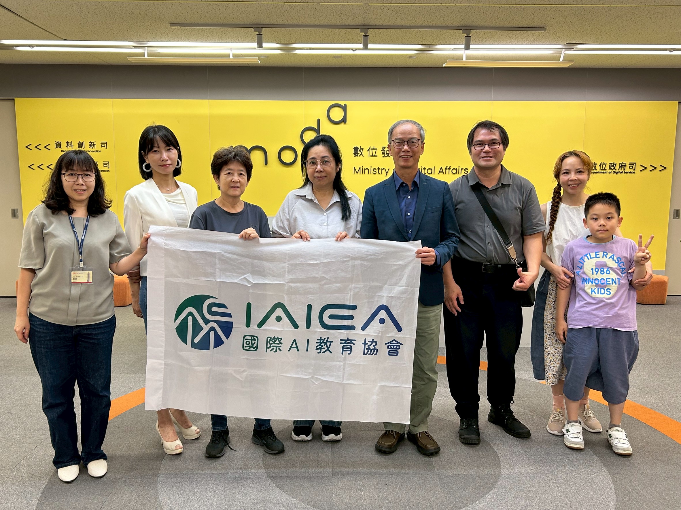 數產署長林俊秀接見Robofest世界賽獲獎選手 勉勵選手接軌AI機器人研發能量 55 line oa chat 260721 110743