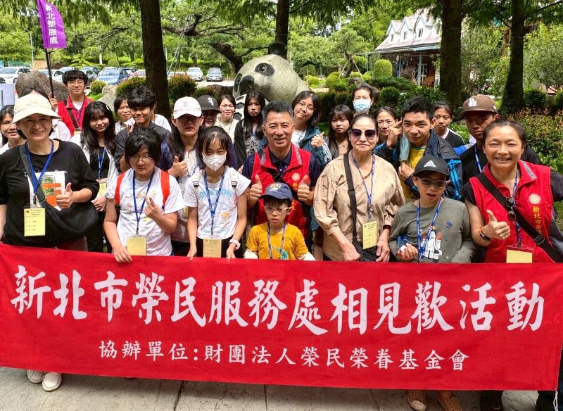 高山之旅相見歡 新北榮服處陪伴向學子女共度溫馨時光 53 《圖說》處長陳立中(中)與向學子女及眷屬參訪「水与松萌萌園」與各種動物親近並餵食互動。〈新北榮服處提供〉