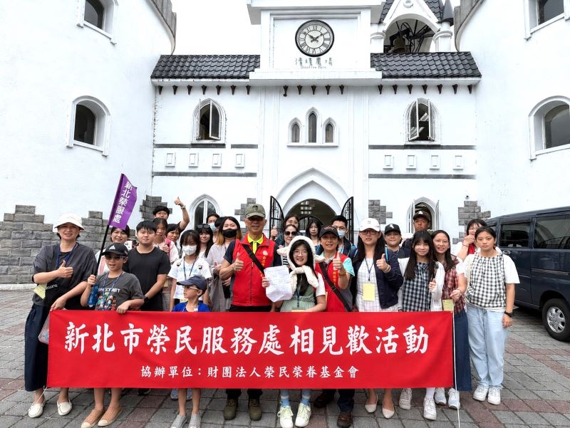 高山之旅相見歡 新北榮服處陪伴向學子女共度溫馨時光 55 《圖說》處長陳立中(中左)與向學子女及眷屬參訪清境農場。的青青草原。〈新北榮服處提供〉