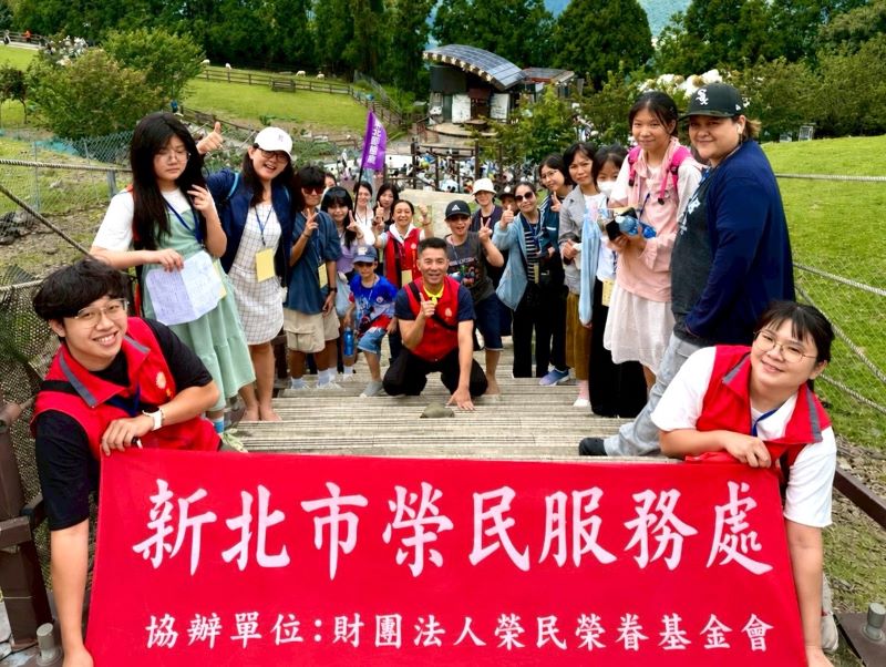 高山之旅相見歡 新北榮服處陪伴向學子女共度溫馨時光 56 《圖說》處長陳立中(中左)同向學子女及眷屬觀賞清境農場綿羊秀場的綿羊脫毛秀。〈新北榮服處提供〉