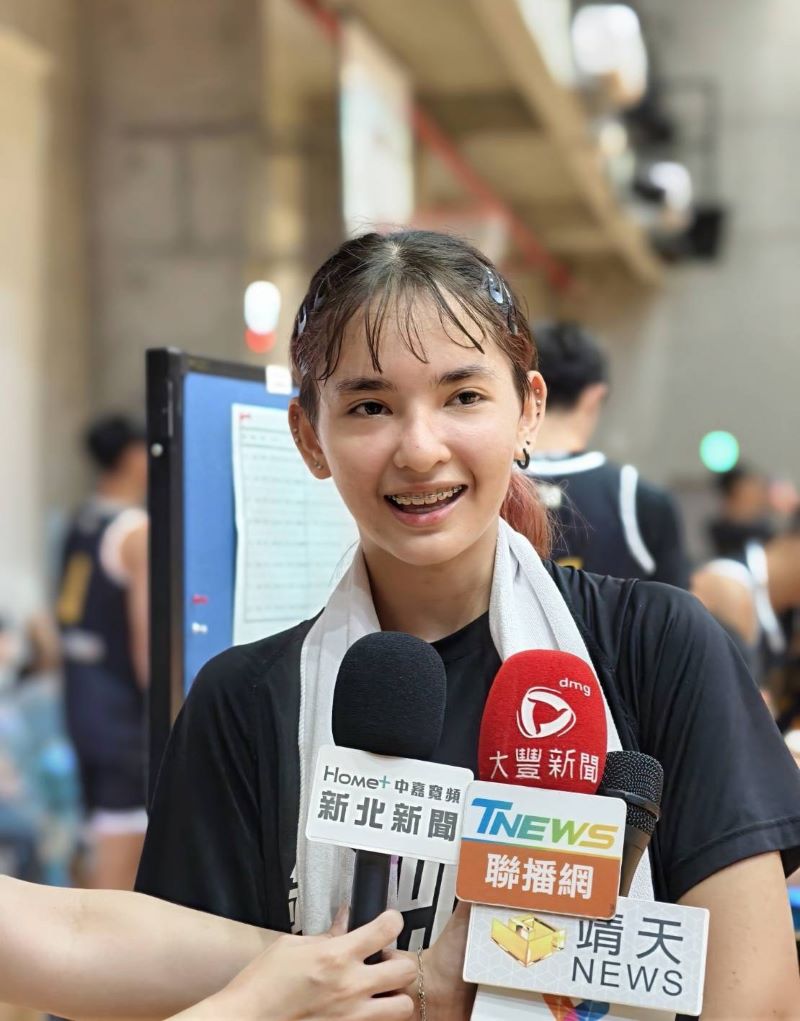 《圖說》具有埃及混血背景的女學生，憑藉亮眼外型及靈活球技成為全場焦點。〈中和分局提供〉