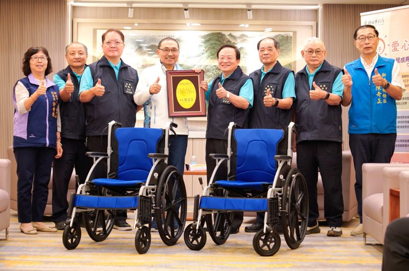 香油錢化為愛心力量 埔墘福德宮捐255台輪椅助弱勢 48 《圖說》板橋埔墘福德宮響應新北市好日子愛心大平台,捐贈255台輪椅給市府,由市長侯友宜代表受贈。〈社會局提供〉