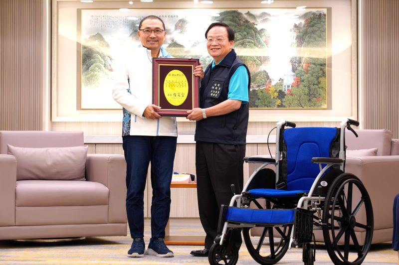 香油錢化為愛心力量 埔墘福德宮捐255台輪椅助弱勢 49 《圖說》侯友宜市長回贈感謝牌給埔墘福德宮主委廖榮清。〈社會局提供〉
