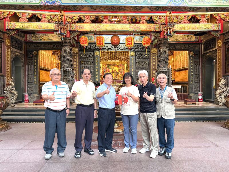 香油錢化為愛心力量 埔墘福德宮捐255台輪椅助弱勢 50 《圖說》埔墘福德宮主委廖榮清(左3)於日前捐贈11萬元給埔墘國小尤同學的母親(右3)以購買電動輪椅,右2為埔墘國小校長劉能賢。。〈社會局提供〉