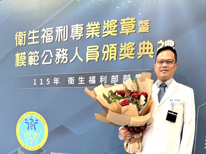 與時間賽跑的救心醫師 臺北醫院黃啟銘獲衛福部模範公務人員獎 43 《圖說》臺北醫院心臟血管中心黃啟銘主任榮獲衛福部模範公務人員獎。〈臺北醫院提供〉