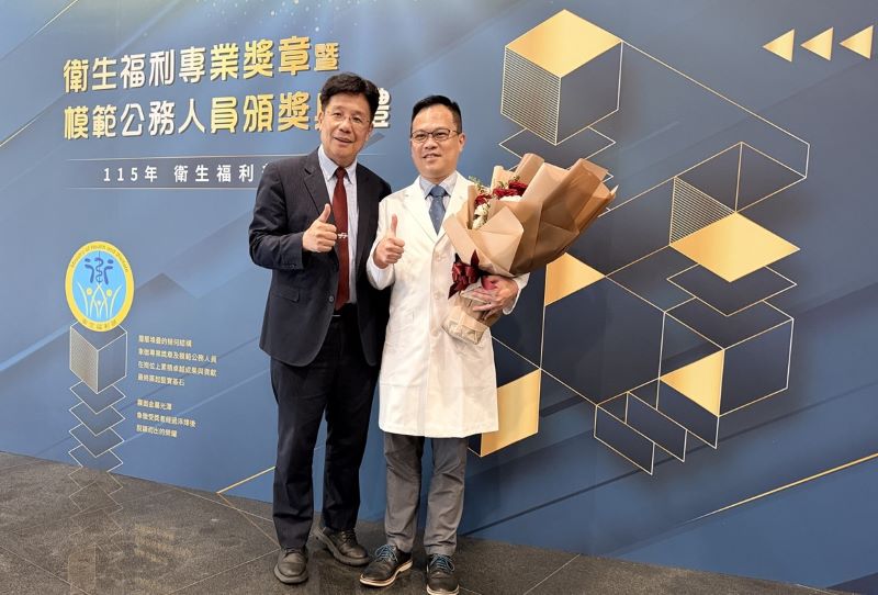 與時間賽跑的救心醫師 臺北醫院黃啟銘獲衛福部模範公務人員獎 44 《圖說》臺北醫院心臟血管中心黃啟銘主任(右)榮獲衛福部模範公務人員獎,醫福會林慶豐執行長給予鼓勵與肯定。〈臺北醫院提供〉