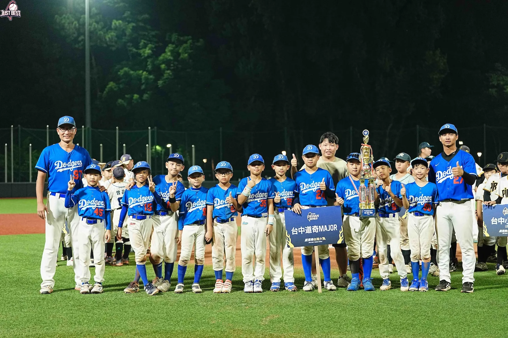 就是棒春季台灣大賽》台中小海盜(白)A一分之差險勝光芒社區順利封王，季軍戰台中道奇Major逆轉絕殺力量河馬(紅)