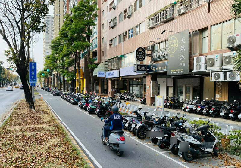高雄左營新莊一路側溝整建影響慢車道路幅、停車格(圖/高雄市政府提供)