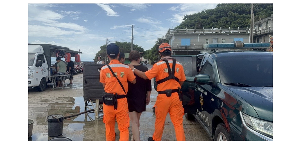 小琉球再傳遊客碰觸海龜 海巡署依法嚴查送辦