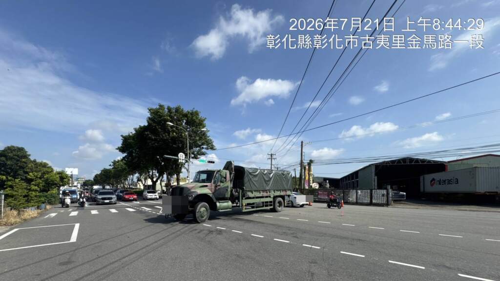 ▲彰化市金馬路一段今日上午發生一起軍用大卡車與自小客車碰撞事故，一輛軍用大卡車疑在迴轉過程中，與直行自小客車發生擦撞，造成自小客車女駕駛身體不適送醫。（圖／彰化警方提供）