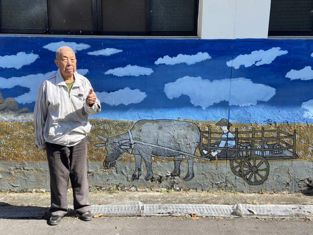 ▲百歲榮民張鏡之與作品合影。(圖/中彰榮家提供)