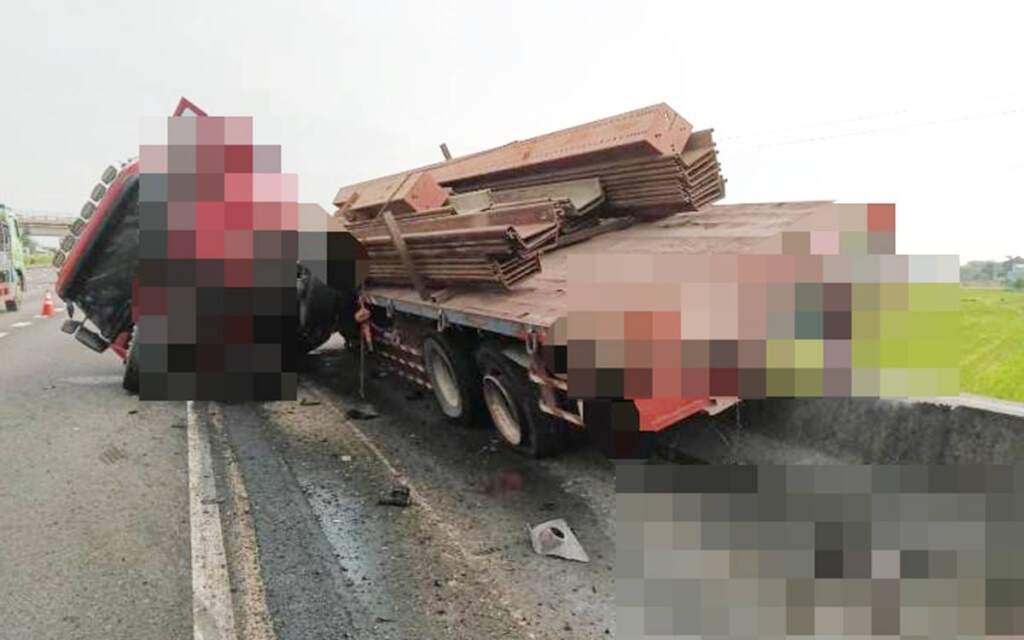 ▲國道1號南向彰化路段今日下午4時許發生5車連環追撞事故,事故原因仍待警方進一步調查釐清。(圖/民眾提供)