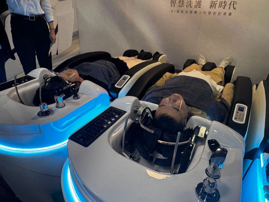 智慧洗護新時代-AI 智能洗頭機,徹底顛覆市場對於人工洗頭印象。(圖/記者林均和攝)