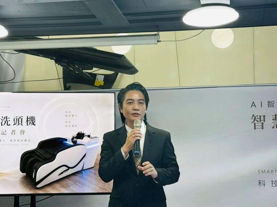 首席國際髮品負責人廖宣勇強調,AI 智能洗頭機除了可以在美髮沙龍使用之外,更可以產後月子中心、長照機構解決護理與照護人員長時間彎腰洗護的問題。(圖/記者林均和攝)
