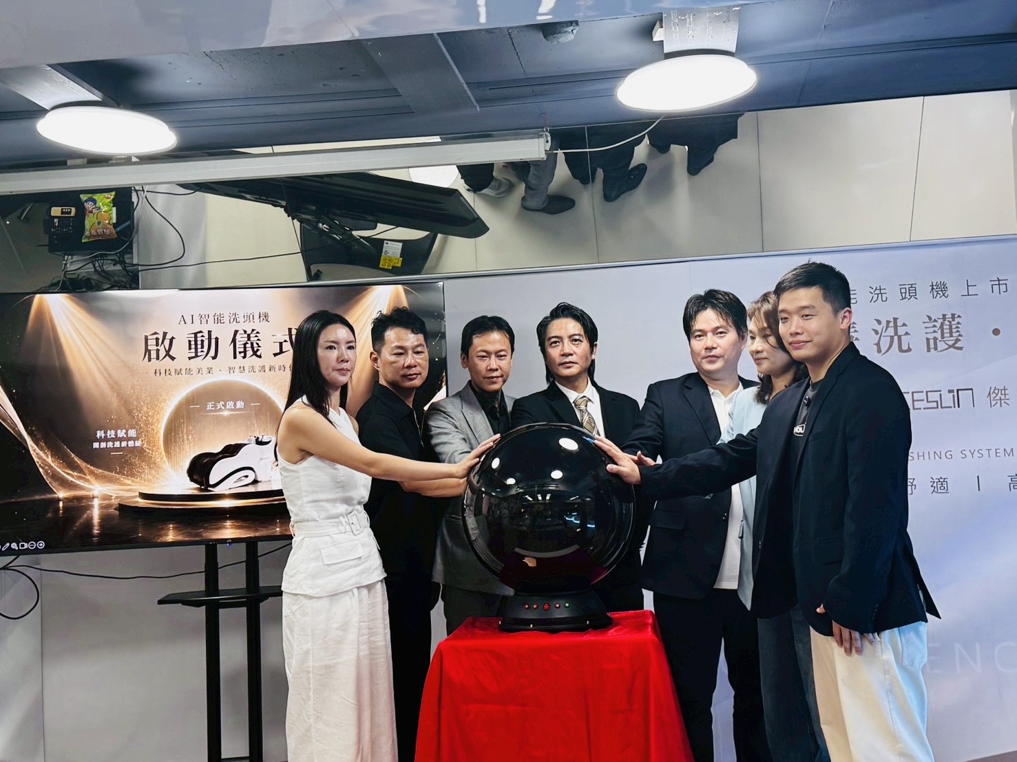 首席國際髮品發表新一代AI 智能洗頭機,開啟效率與藝術兼具的智慧洗護新時代。(圖/記者林均和攝)