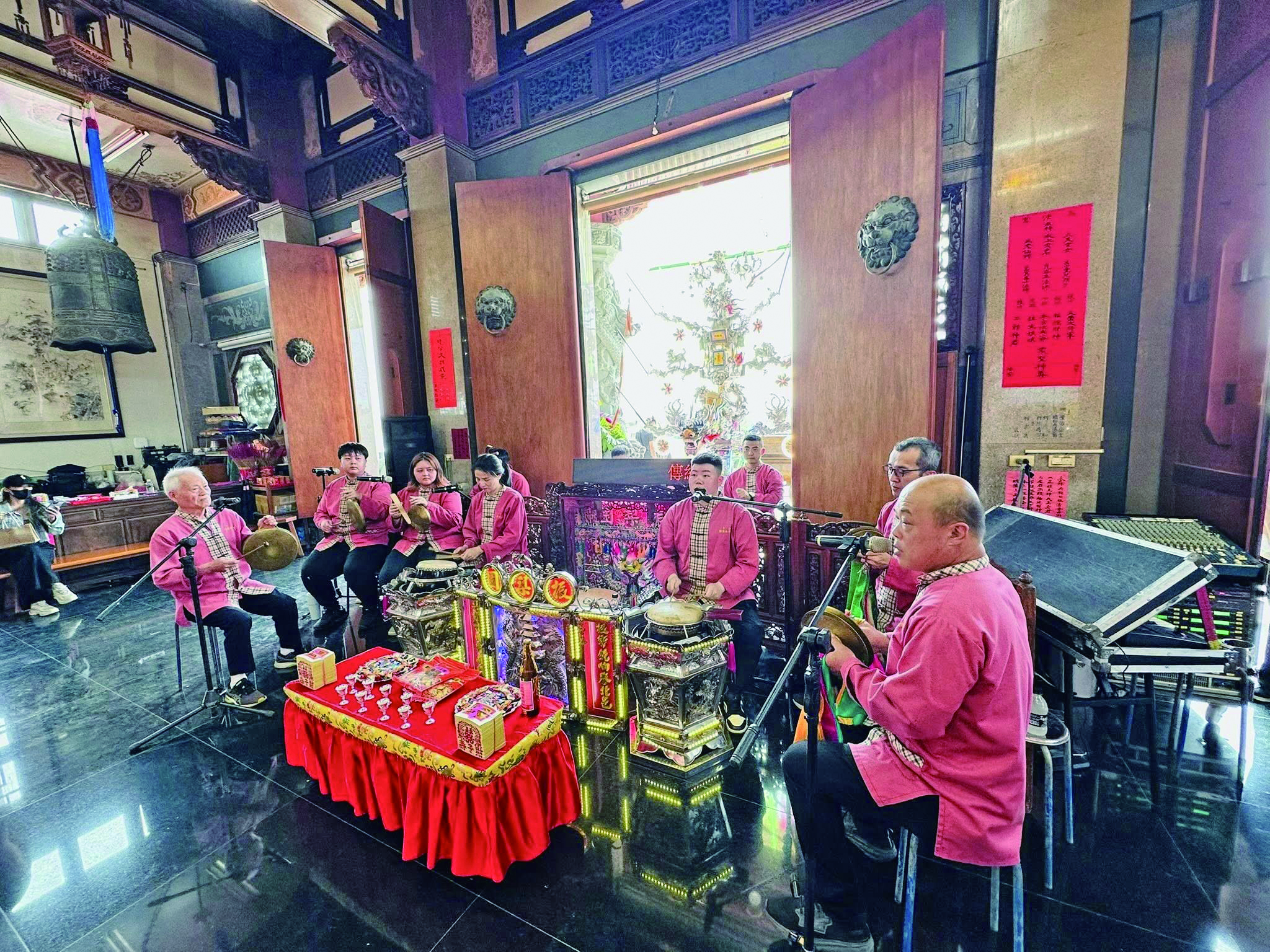 台中振梨園北管團在神明慶典中演奏北管官音