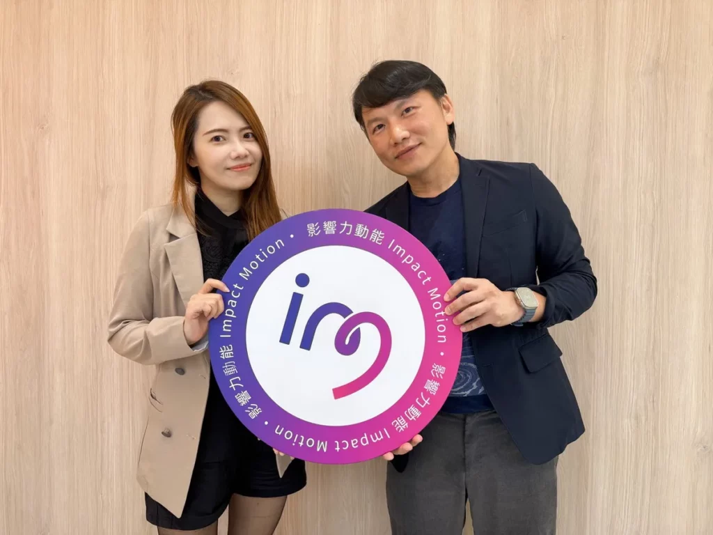 （右為）影響力動能股份有限公司執行長陳家奇與新竹市可利工程師排球隊總經理李佳曄（圖左）正式完成合作簽約打造新竹市可利工程師排球隊專屬啦啦隊，共同推動台灣職業排球與應援文化發展。