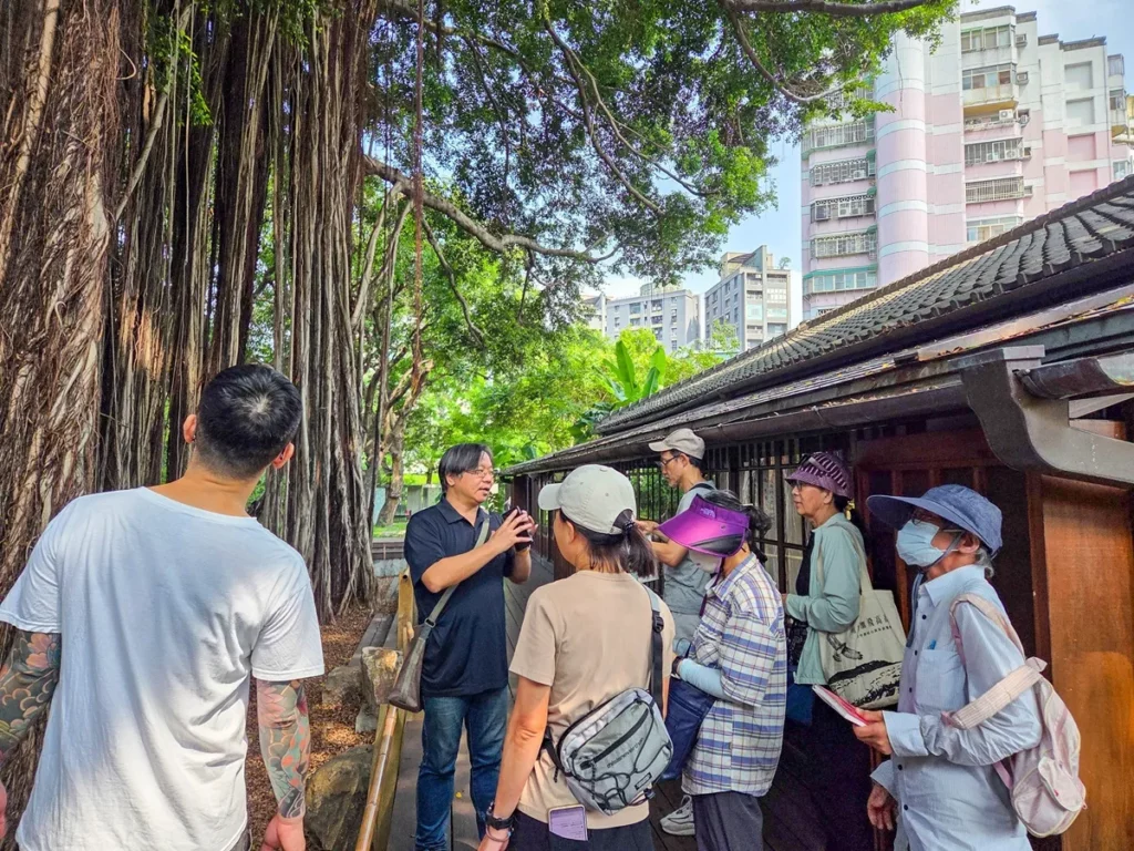 五權社大城市觀察員走讀位於舊城區的臺中文學館，透過GIS數位地圖紀錄珍貴老樹。（圖/朝陽科大提供）