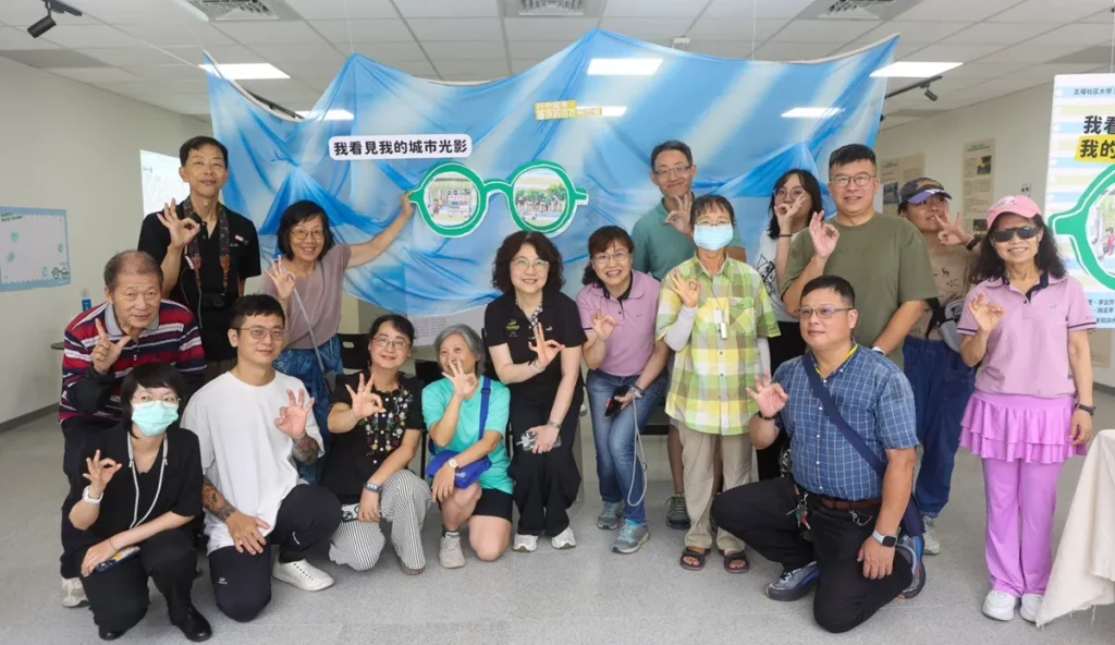 成果展學員、講師與朝陽科大推廣教育長廖淑珠（前排右四）及社區推廣組主任陳鳳涵（前排右三）合影。（圖/朝陽科大提供）