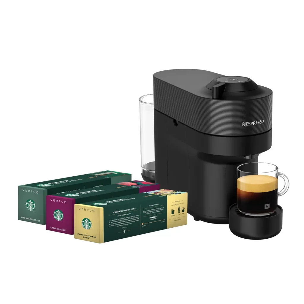 全新上市的星巴克® Nespresso Vertuo 系列咖啡膠囊,搭配 Vertuo UP 晨露白(左,限時優惠價 8,540元)及 Vertuo POP 午夜黑(右,限時優惠價4,930元)膠囊咖啡機,輕鬆打造居家咖啡館體驗。