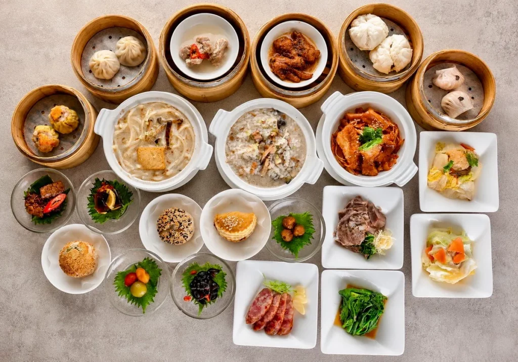 台北凱撒大飯店王朝中餐廳即日起於週末推出「王朝早安．當港點遇見台味」限定套餐，每人320元起即可享主食、精選開胃小菜、特色台式小吃及經典港點，將港式早茶文化結合台灣熟悉的早餐元素，打造全新早午餐體驗。圖／台北凱撒大飯店提供