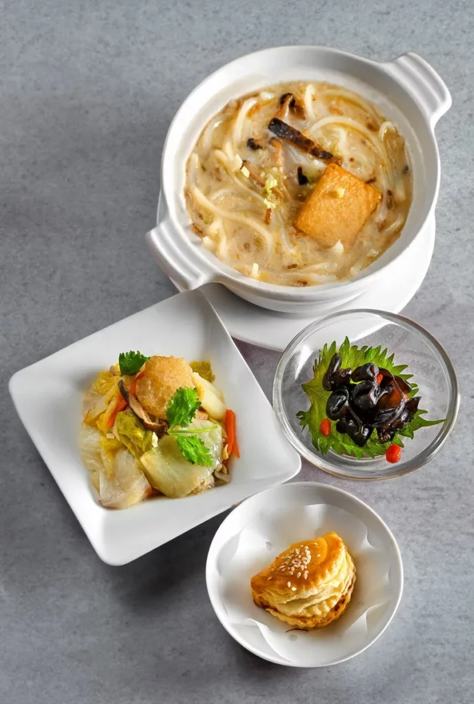 台北凱撒大飯店王朝中餐廳「王朝早安．當港點遇見台味」週末套餐，供應時間為每週六、日上午10點至下午2點30分。圖為推薦組合：台式米粉湯、醋溜雲耳、古早味白菜滷及蜜汁叉燒酥，每套320元，另加一成服務費。圖／台北凱撒大飯店提供
