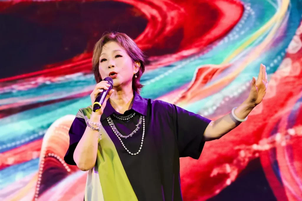 江念庭今推出全新台語單曲「愛你歸托拉庫」,是一首輕鬆、自在、充滿甜蜜幸福泡泡的歌曲