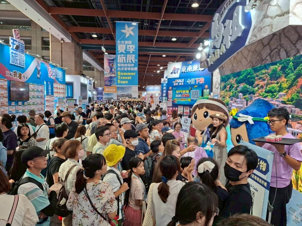 馬吉祥物馬弟祖妹的尬舞狂歡下，讓「馬祖YABA！」的口號聲此起彼落，氣氛狂熱把台北旅展變成了馬祖主場了。（圖／連江縣政府提供）