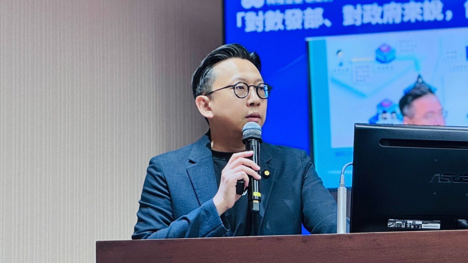 立法院今日三讀通過《電信管理法》第36條修正案,提案的國民黨立法委員葛如鈞表示,通訊韌性不是練習斷網,應打造衛星、海纜多元備援。(圖/記者翻攝)