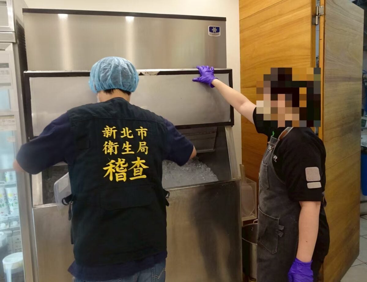 ▲新北市政府衛生局至飲料店抽驗食用冰塊。