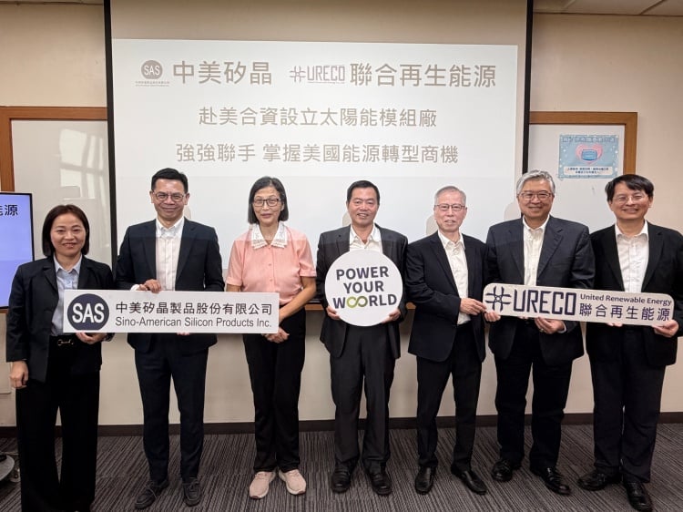 ▲聯合再生能源與中美矽晶今(7 月 21 日)宣布共同投資成立美國太陽能模組製造公司。圖中左起依序為:中美 矽晶子公司續升綠能總經理陳蓓怡、中美矽晶總經理陳振乾、中美矽晶董事長徐秀蘭、專業經理人葉正賢、聯合 再生能源董事長洪傳獻、聯合再生能源執行長張為策,以及聯合再生能源事業總經理姜暭先。
