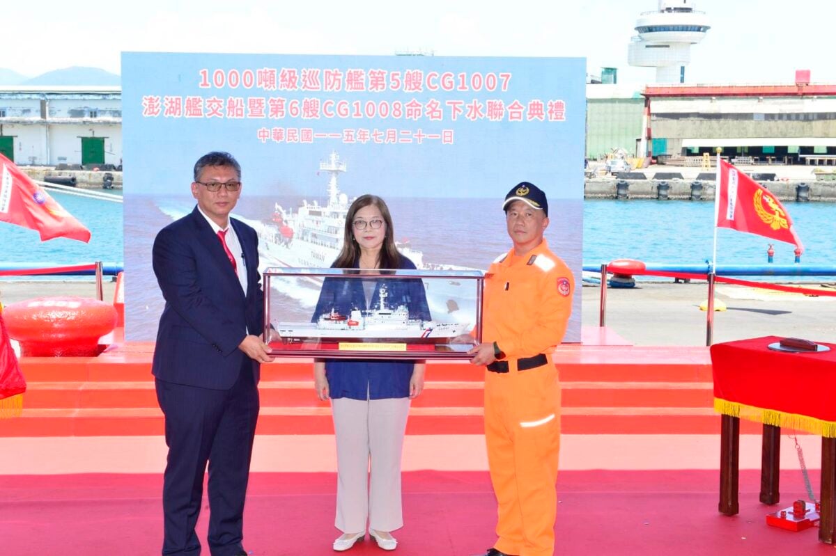 ▲海洋委員會主委管碧玲(中)主持1000噸級巡防艦「澎湖艦」交船暨「基隆艦」命名下水典禮,並由台船公司董事長陳政宏(左)與海巡署代表共同完成紀念模型船贈受儀式,見證國艦國造再添新里程碑。