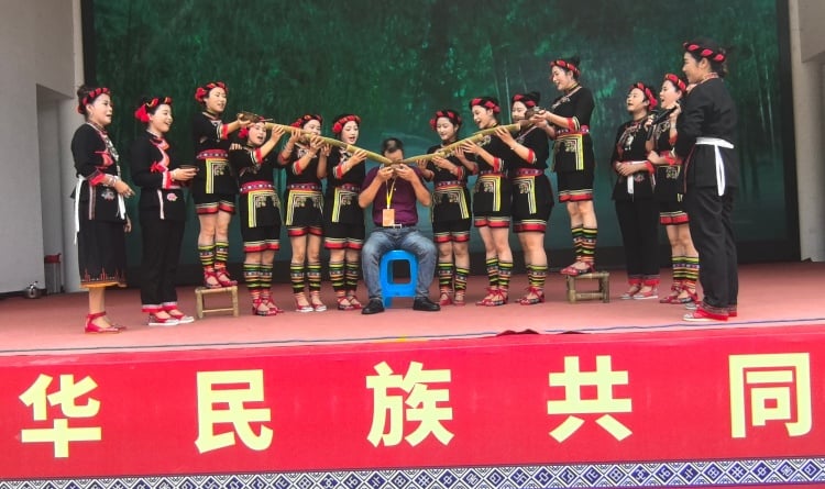 ▲佘族傳統竹杆敬酒迎賓儀式,佘鄉民俗文化互動展演。