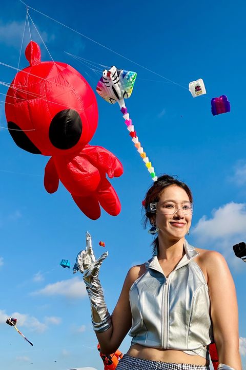 巨大外星人出沒！「風吹七Go」七股鹽山風箏嘉年華放飛
