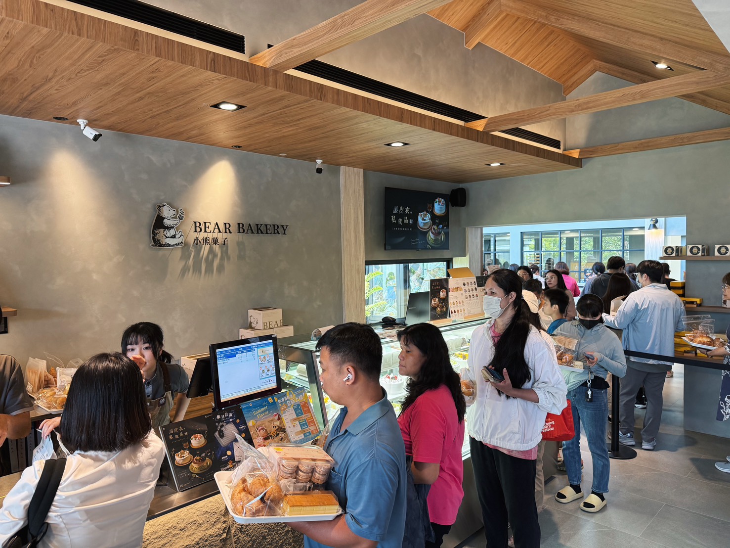 草屯店開幕七天連續舉行買一送一活動,好康吸引了許多民眾前往排隊搶購。(圖/小熊菓子提供)