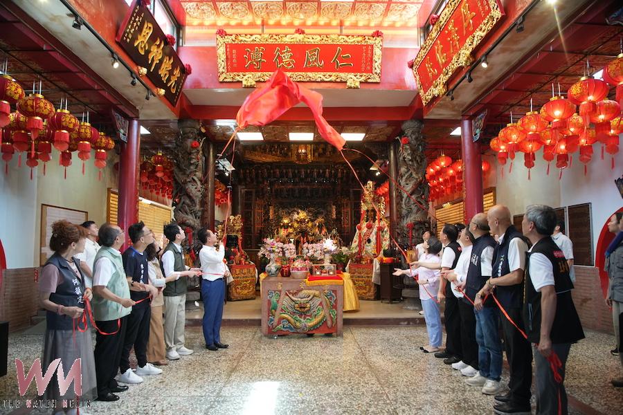 副總統蕭美琴代表總統賴清德南下嘉義中埔之四十九庄保安宮主持揭匾儀式。(圖/蔡易餘競選總部提供)