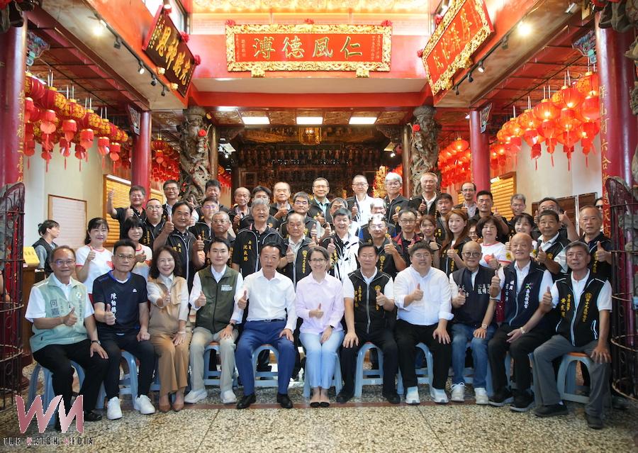 副總統蕭美琴代表總統賴清德南下嘉義中埔之四十九庄保安宮主持揭匾儀式。(圖/蔡易餘競選總部提供)