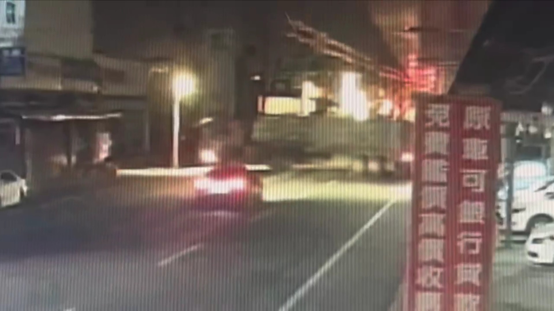 太驚險！奧迪高速撞進聯結車底　駕駛奇蹟爬出 - https://www.watchmedia01.com