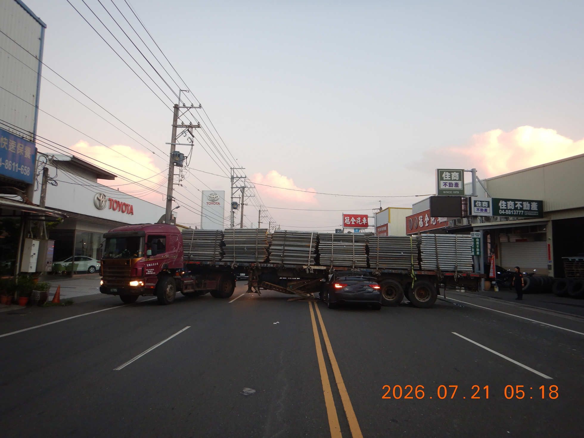 太驚險！奧迪高速撞進聯結車底　駕駛奇蹟爬出 - https://www.watchmedia01.com