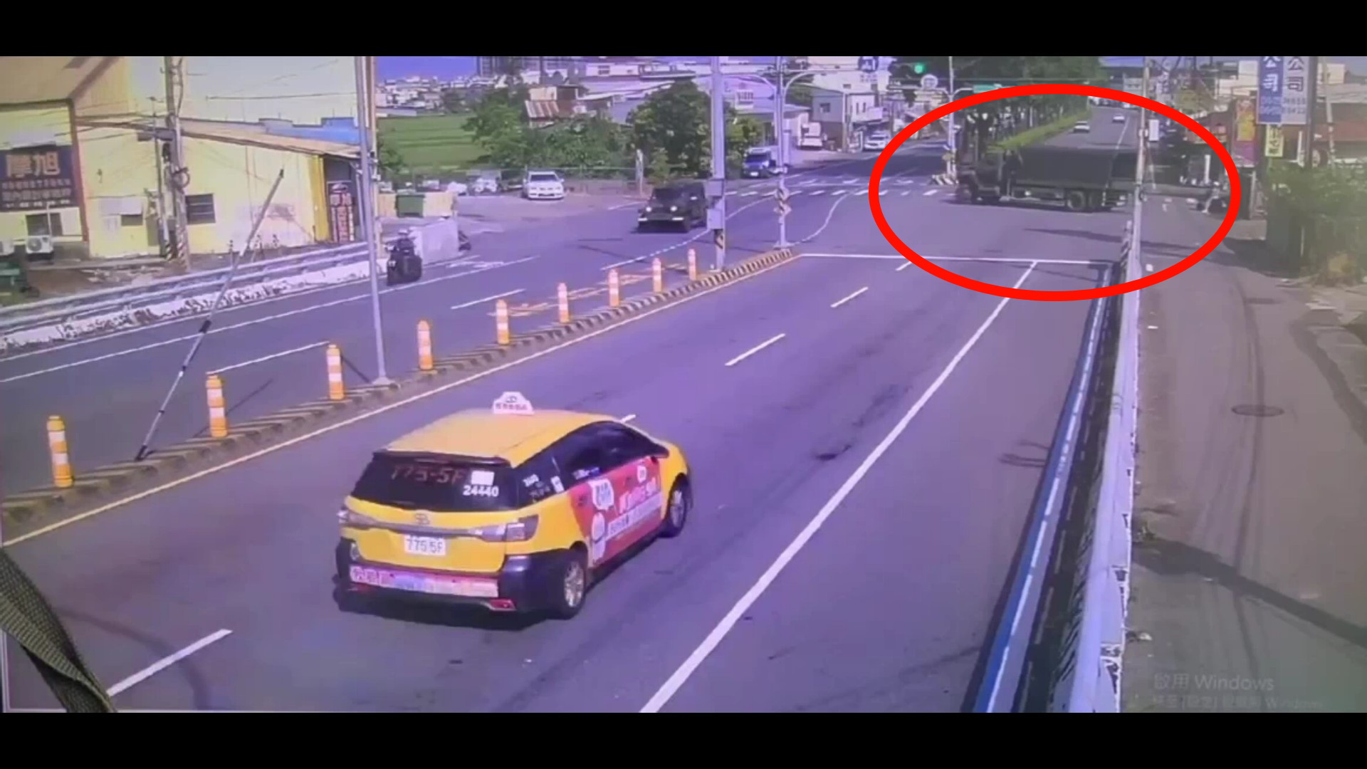 軍車迴轉突撞休旅車！彰化金馬路驚魂　女駕駛腦震盪送醫 - https://www.watchmedia01.com