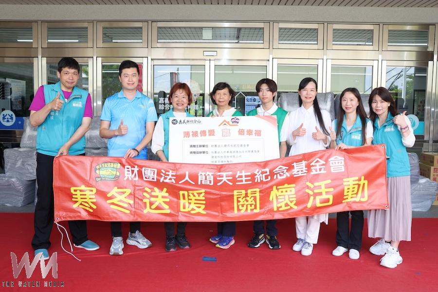 社團法人中華高滲透水冷光照護協會等單位共同捐贈嘉義縣弱勢族群1,650床薄被儀式,由嘉義縣社會局長張翠瑤代表受贈。(圖/嘉義縣政府提供)