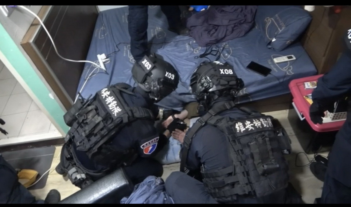 大批警力攻堅破門而入逮住三嫌。(草屯分局提供)