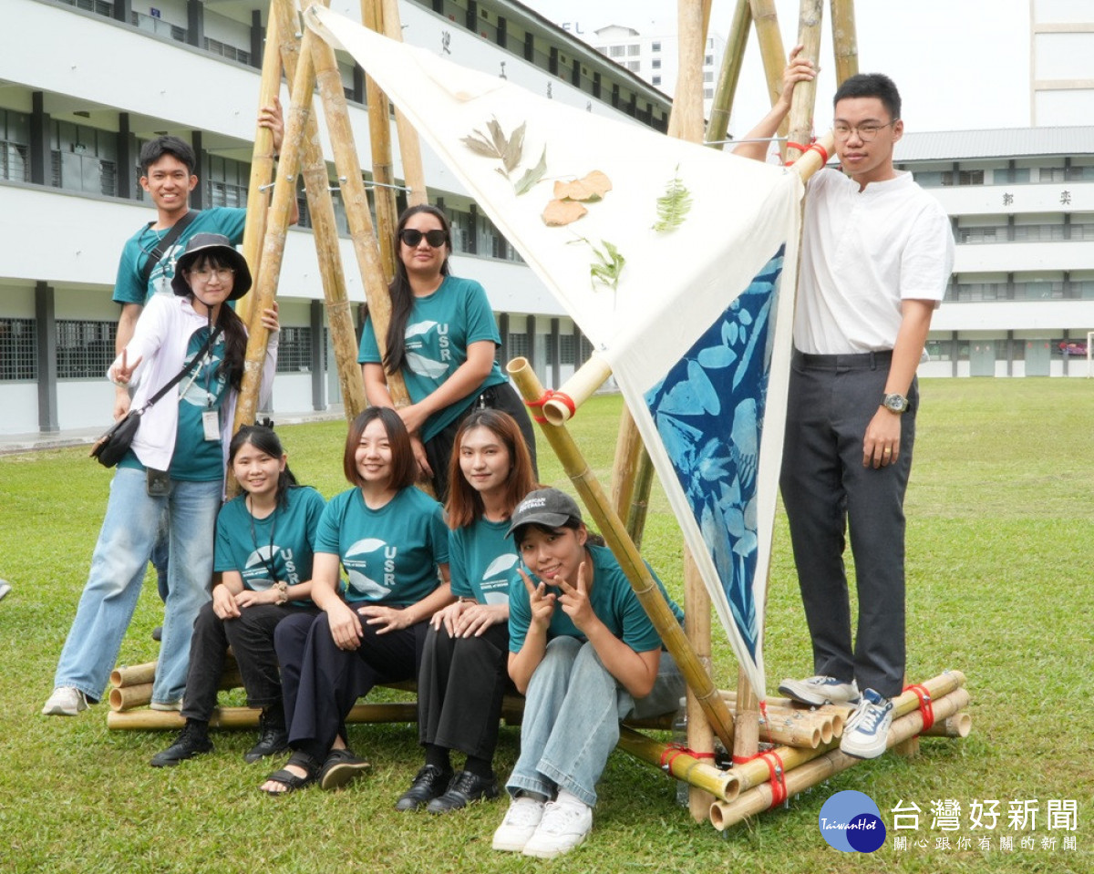 中原學生作品運用竹管導流與雨鍊裝置,營造集落雨水流動的景觀體驗。
