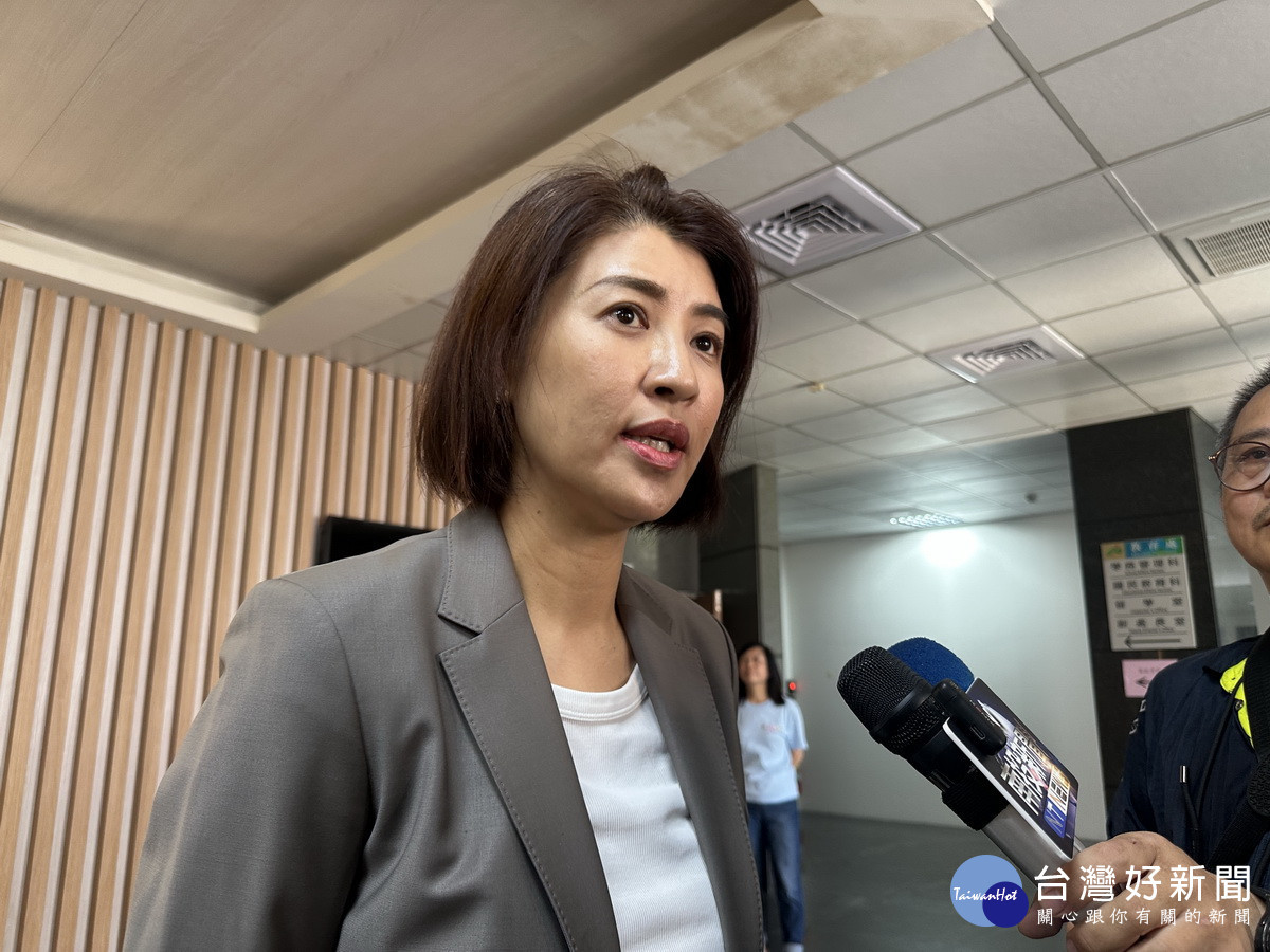 許淑華認油品急重上架反令民眾生疑慮。（記者扶小萍攝）