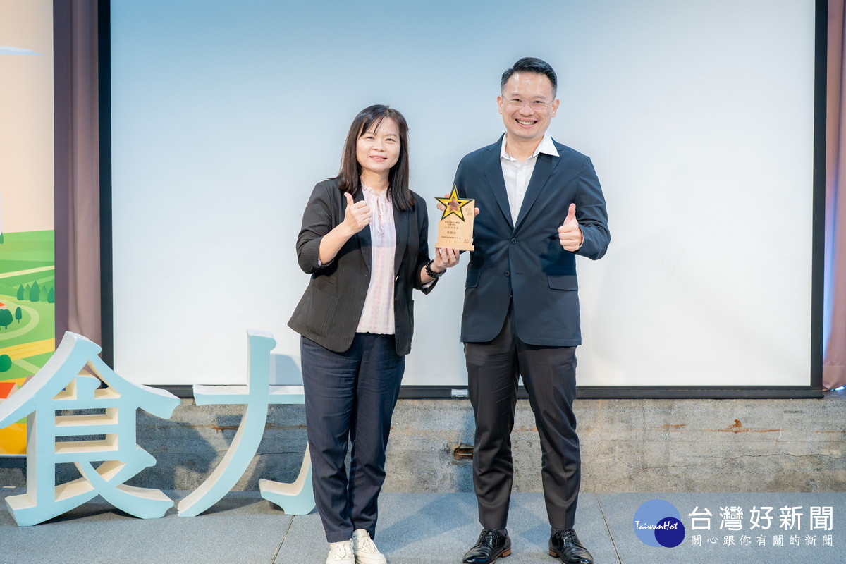 桃園市蟬聯獲選食育力五星級城市,副市長蘇俊賓表領獎。<br /><br />