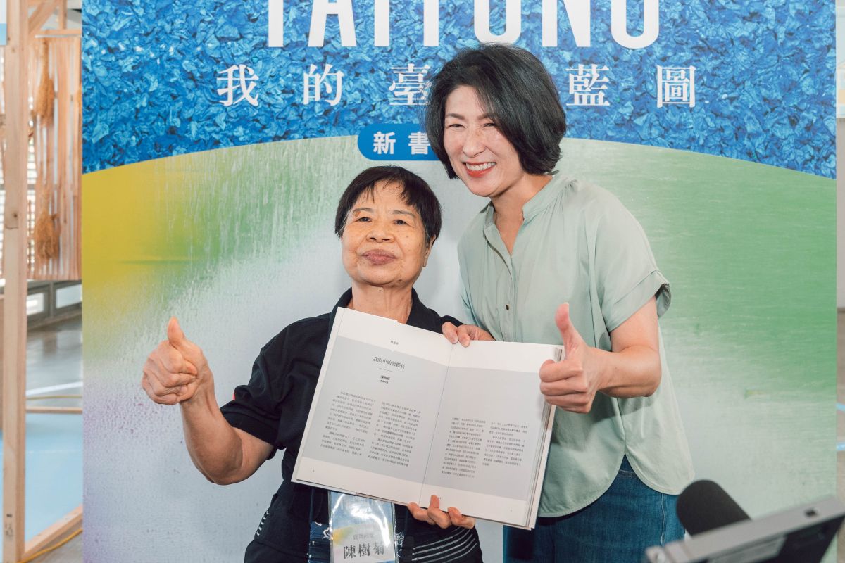 圖/饒慶鈴與陳樹菊阿嬤合影,分享「少一點自己,多一點給臺東」的治理初心。(臺東縣政府提供)