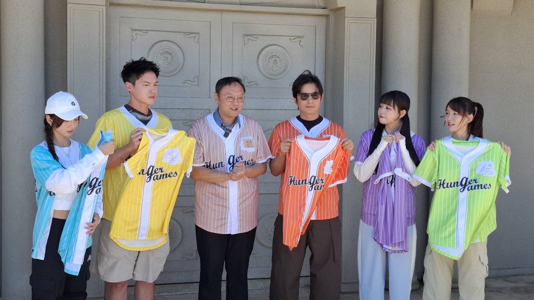 臺中市副市長鄭照新攜手人氣綜藝節目《飢餓遊戲》，共同宣傳「2026臺中鍋烤節」全民人氣票選活動，號召全國民眾踴躍下載「台中通TCPASS」APP投票支持心目中的鍋烤名店。今年市府除邀請《飢餓遊戲》主持群走訪臺中鍋烤名店拍攝宣傳外，更推出限量「飢餓遊戲主持群親筆簽名球衣」線上抽獎活動，只要完成鍋烤節投票並參加《飢餓遊戲》官方社群活動，就有機會把限量簽名球衣帶回家。