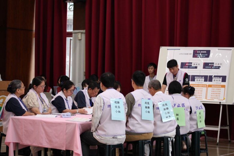 《圖說》汐止區公所主任秘書擔任防災協作中心主任進行災時任務分配。〈消防局提供〉